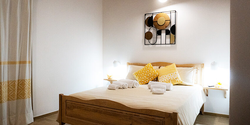 stanza gialla visuale letto